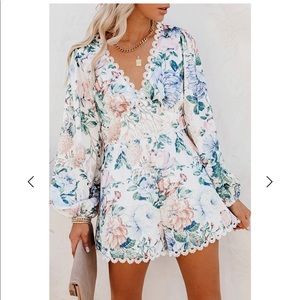 Pretty Floral Print V-neck Romper - Pastel colors